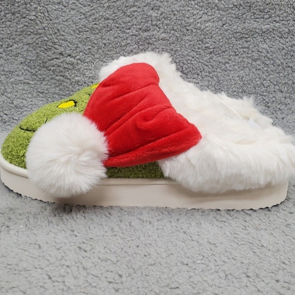 American Eagle Grinch Scuff Slippers Green Faux Fur Santa Hat Size 7 NWOT - Picture 13 of 14